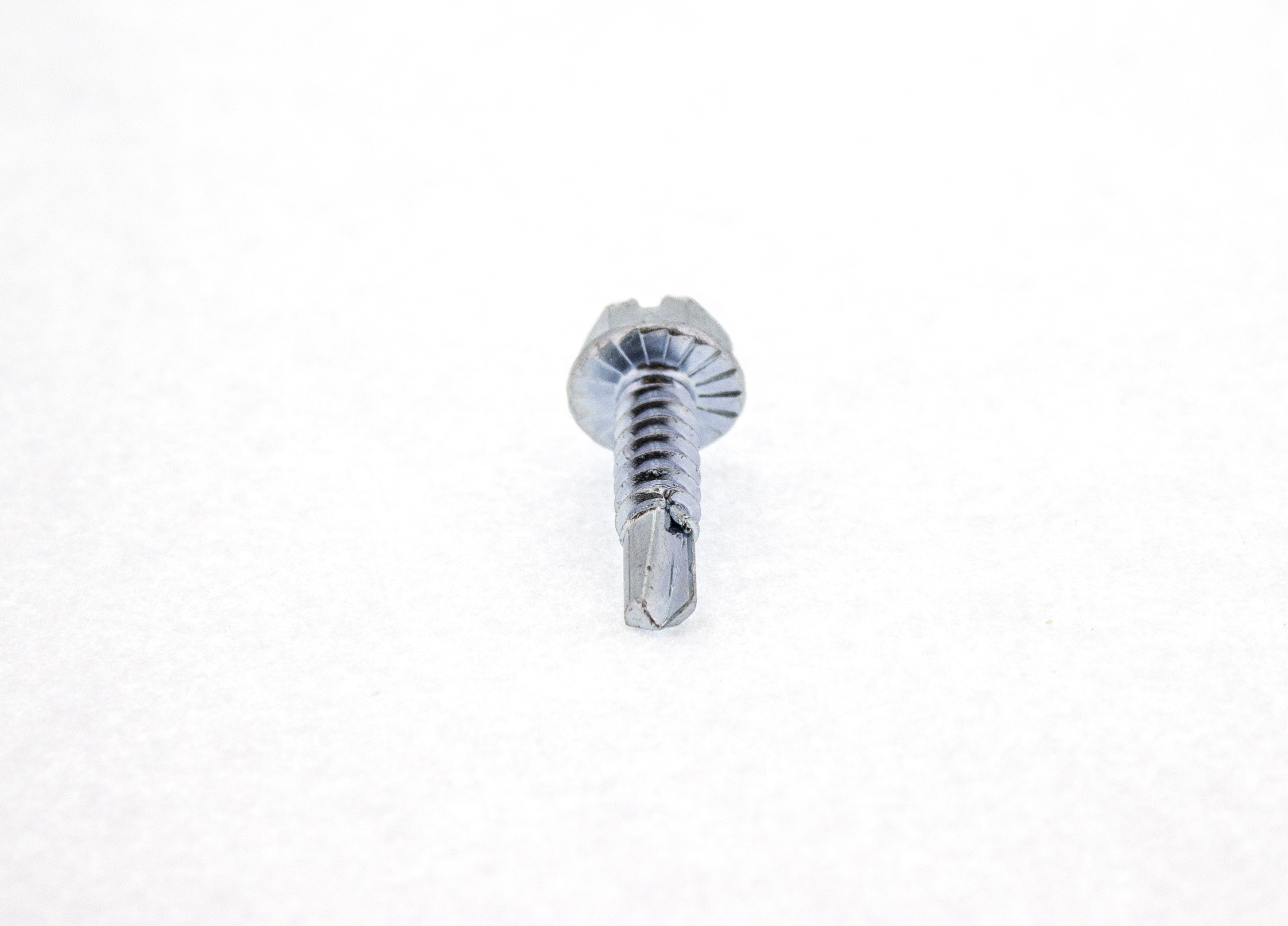 SELVBORENDE SKRUE MED SEKSKANTHODE OG SERRATERING DIN 7504/L ELFORSINKET